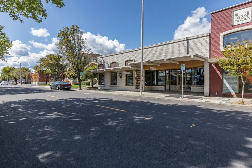 1556 1st St, Napa, CA à louer - Photo de l’immeuble – Image 1 sur 19