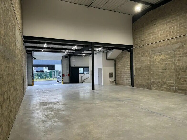 Local d’activités dans Lieusaint à louer - Photo de l’immeuble – Image 1 sur 4