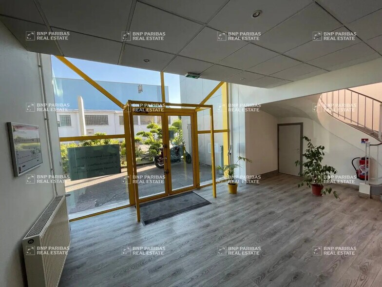 Local d’activités dans Saint-Pierre-des-Corps à louer - Hall d’entrée – Image 3 sur 11