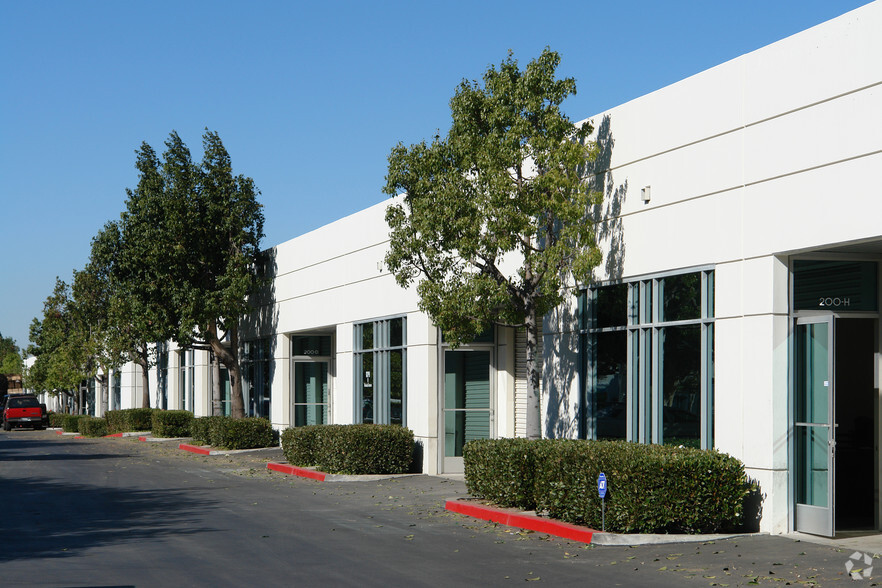 200 Technology Dr, Irvine, CA à louer - Photo de l’immeuble – Image 3 sur 10