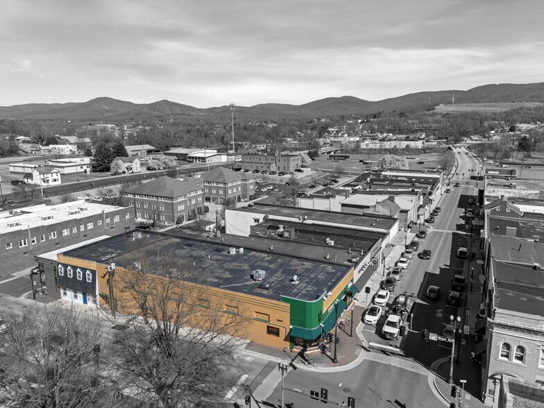 421 W Main St. & 110 N Wayne Ave portefeuille de 2 biens à vendre sur LoopNet.fr - Photo de l’immeuble – Image 2 sur 57