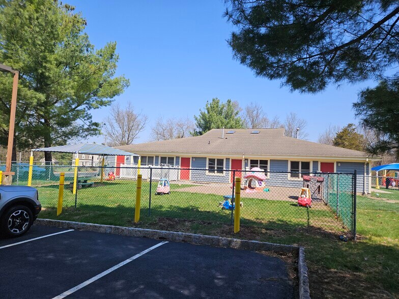43 Barley Sheaf Rd, Flemington, NJ à vendre - Photo de l’immeuble – Image 3 sur 8