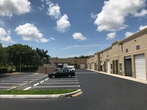 15075 SW 137th St, Miami, FL à louer Photo de l’immeuble– Image 2 sur 6