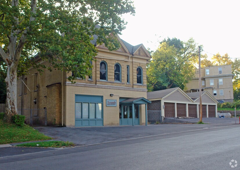 610 Oak St, Syracuse, NY à vendre - Photo de l’immeuble – Image 3 sur 16