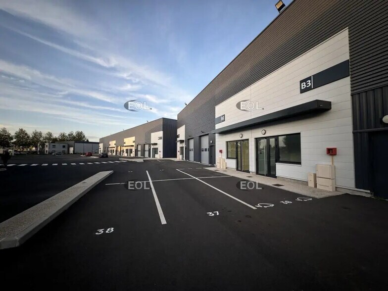 Local d’activités dans Savigny-le-Temple à louer - Photo de l’immeuble – Image 1 sur 7