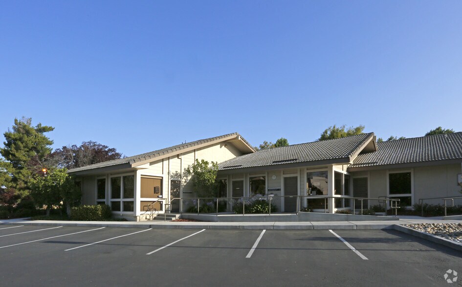 450-470 E Calaveras Blvd, Milpitas, CA à louer - Photo de l’immeuble – Image 3 sur 11
