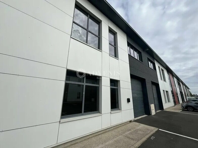 Local d’activités dans Lieusaint à louer - Photo de l’immeuble – Image 1 sur 6