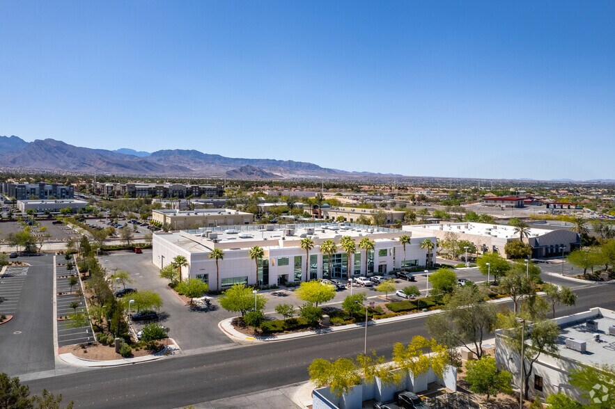 2651 N Crimson Canyon Dr, Las Vegas, NV à louer - Photo de l’immeuble – Image 1 sur 4