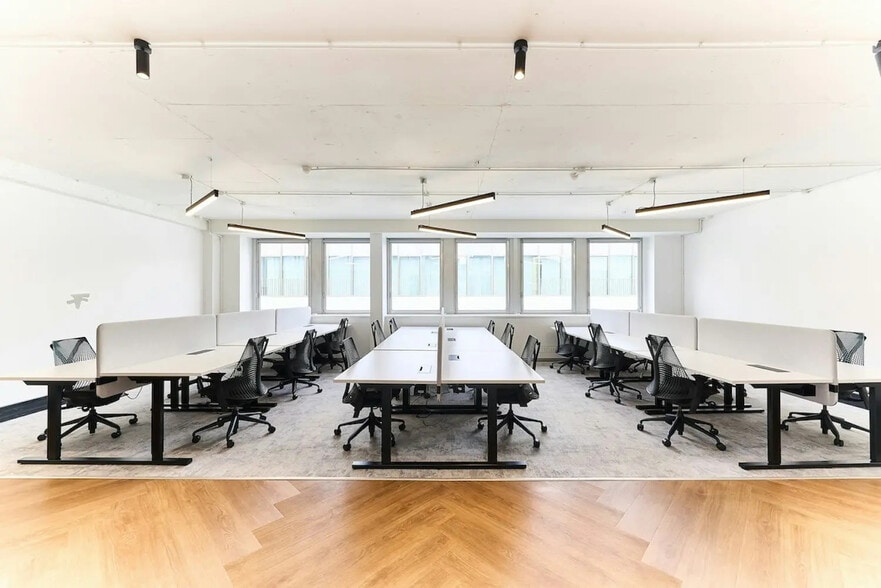 27 Rue De Surène, Paris à louer - Photo de l’immeuble – Image 3 sur 11