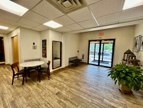 2000 Winton Rd S, Rochester, NY à louer Hall d’entrée– Image 1 sur 9