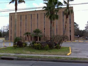 8831 Long Point Rd, Houston, TX à louer Photo de l’immeuble– Image 2 sur 6