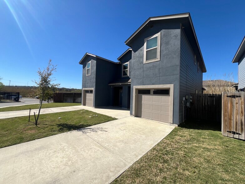 6303 Luglio Ln, San Antonio, TX à vendre - Photo de l’immeuble – Image 3 sur 35