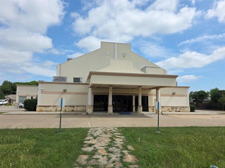 1715 Sandalwood Dr, Grand Prairie, TX à vendre - Photo de l’immeuble – Image 2 sur 5
