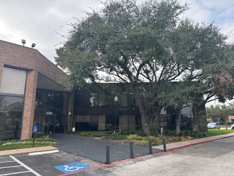 3600 S Gessner Dr, Houston, TX à louer - Photo de l’immeuble – Image 1 sur 4
