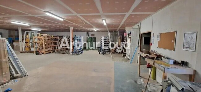 Plus de détails pour Local d'activités à louer