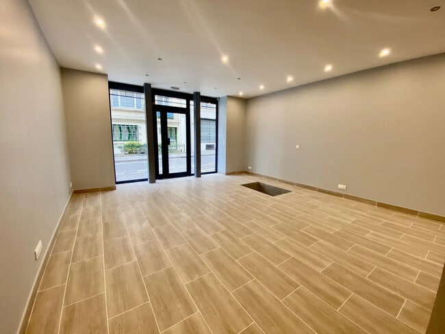 Plus de détails pour 35 Rue Marie-Éléonore De Bellefond, Paris - Local commercial à louer