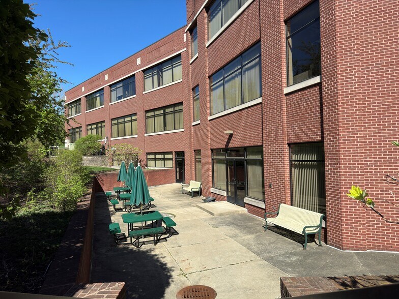 2600 Professionals Dr, Okemos, MI à vendre - Photo de l’immeuble – Image 3 sur 23