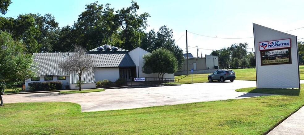 324 E Palestine Ave, Palestine, TX à louer - Photo de l’immeuble – Image 1 sur 15
