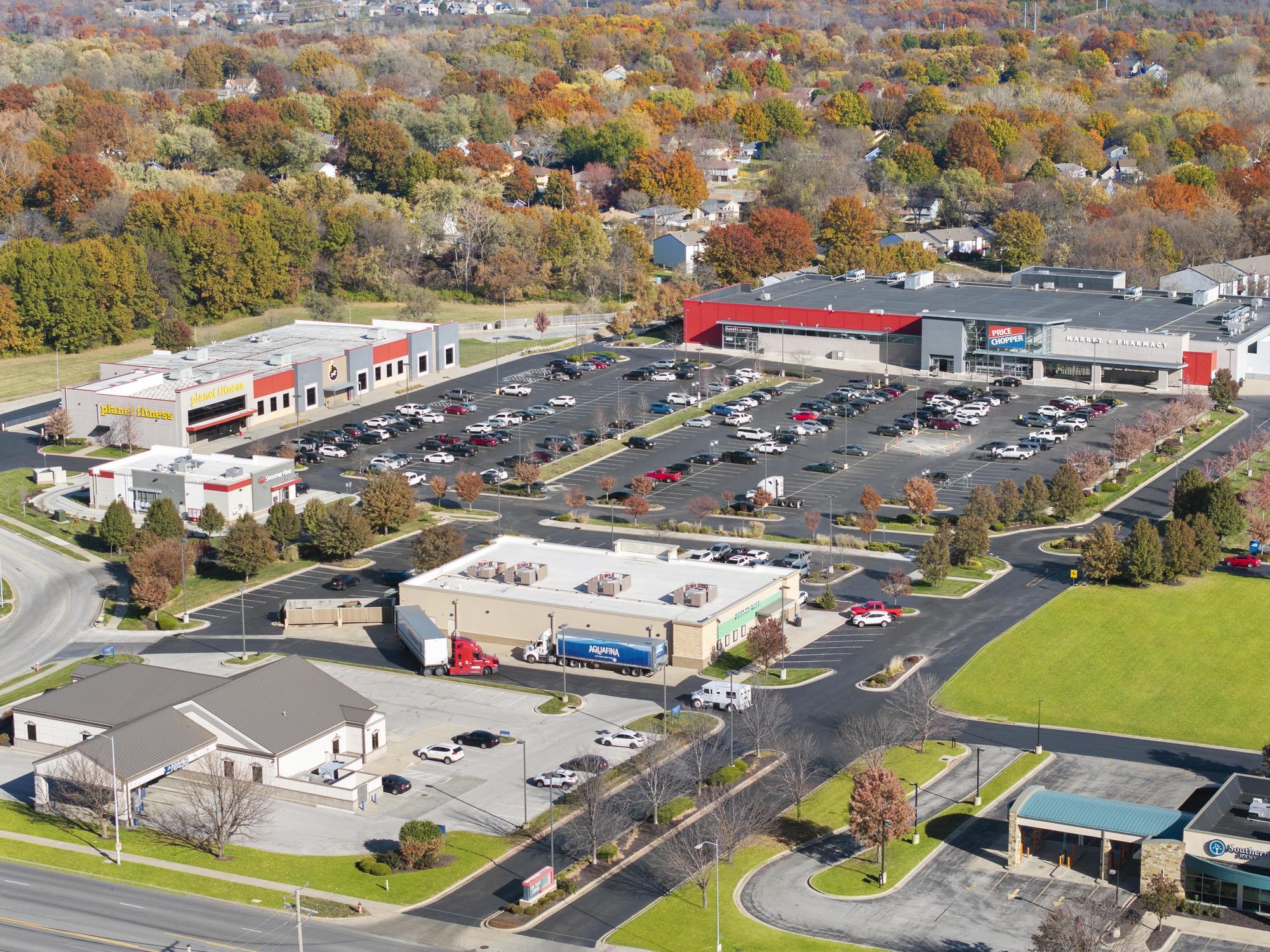 520 NE Barry Rd, Kansas City, MO à louer Photo principale– Image 1 sur 8