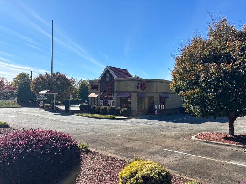 4053 River Pointe Pl, High Point, NC à louer - Photo de l’immeuble – Image 2 sur 10