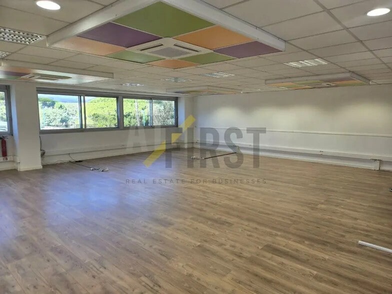 Bureau dans Mandelieu-la-Napoule à louer - Photo de l’immeuble – Image 2 sur 4