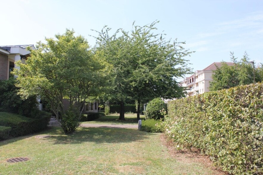 150-158 Avenue Joseph Kessel, Voisins-le-Bretonneux à louer - Photo de l’immeuble – Image 3 sur 5