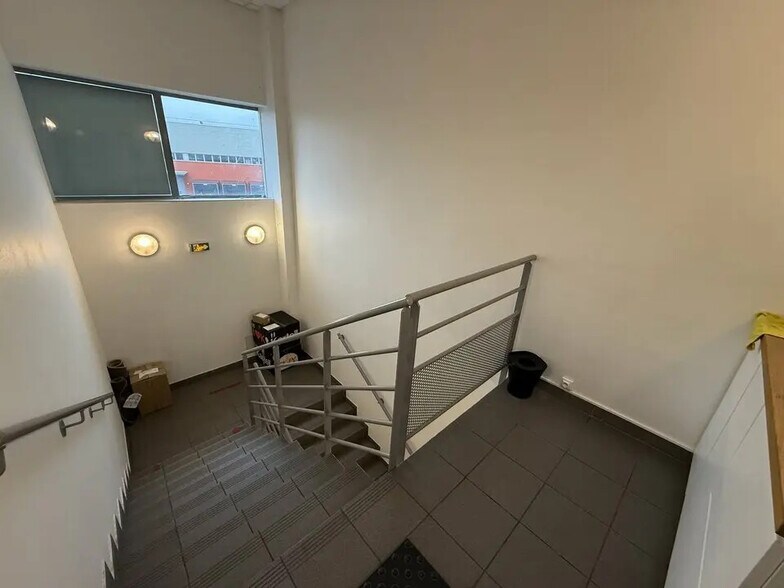 Local d’activités dans Stains à louer - Photo de l’immeuble – Image 3 sur 11