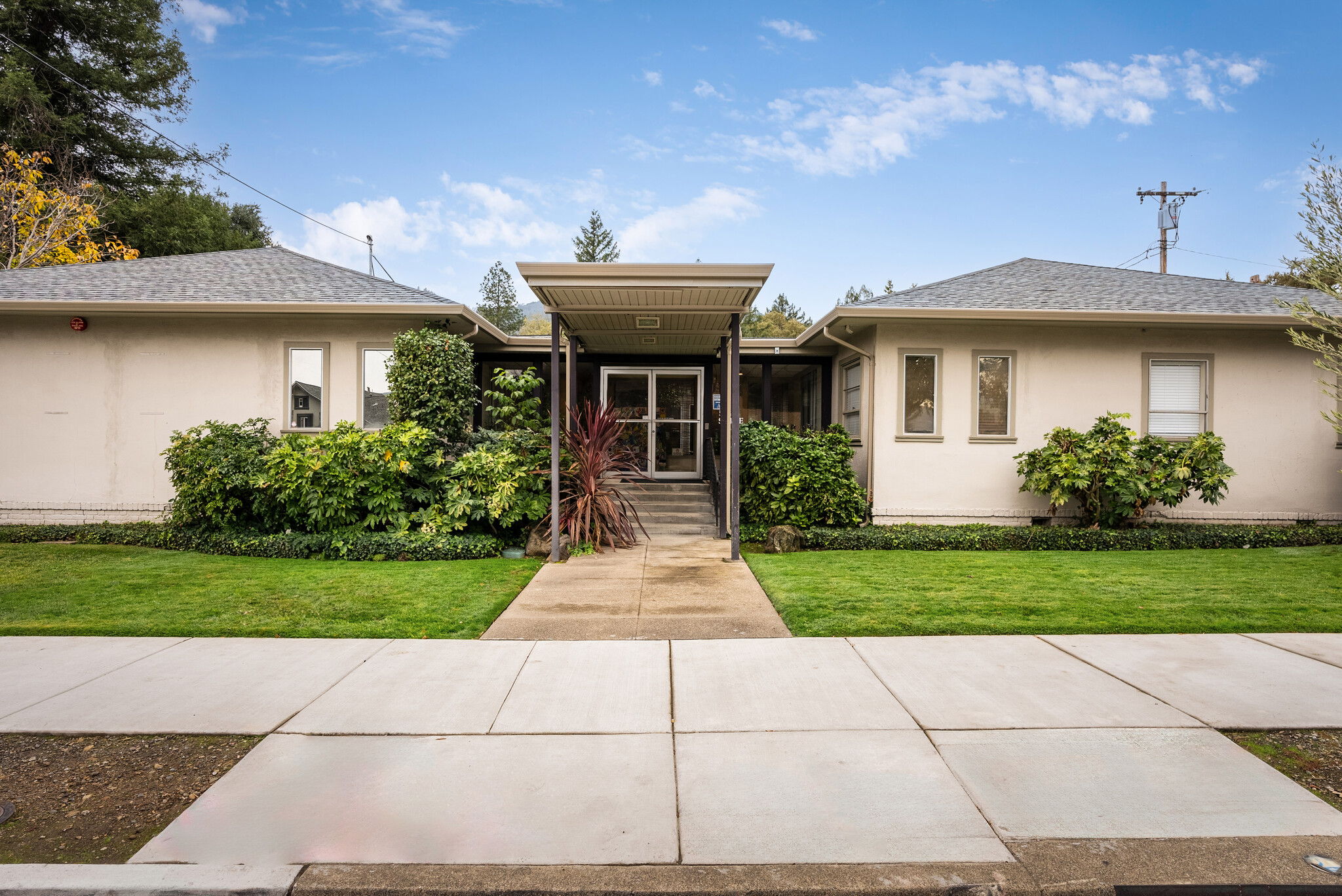 564 S Dora St, Ukiah, CA à vendre Photo de l’immeuble– Image 1 sur 37
