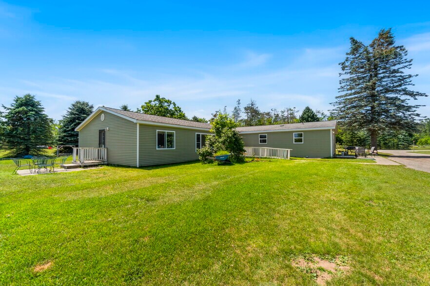 3965 Newt Dr, Gaylord, MI à vendre - Photo de l’immeuble – Image 2 sur 24