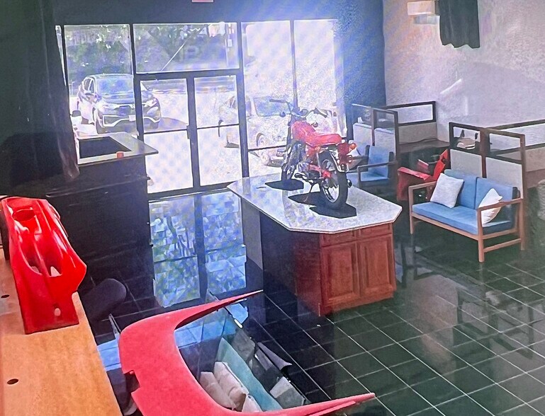91 Commercial Ave, Garden City, NY à louer - Photo de l’immeuble – Image 3 sur 4