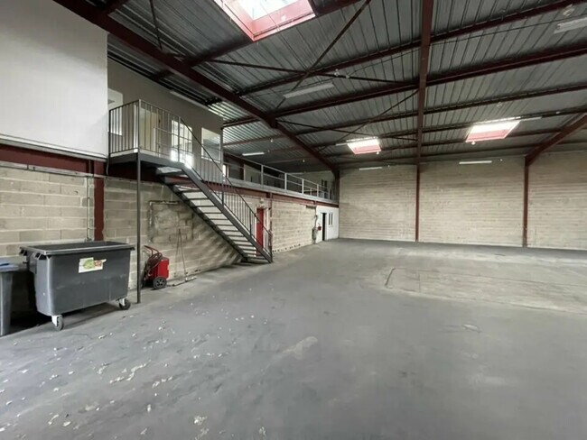 Plus de détails pour Local d’activités à vendre