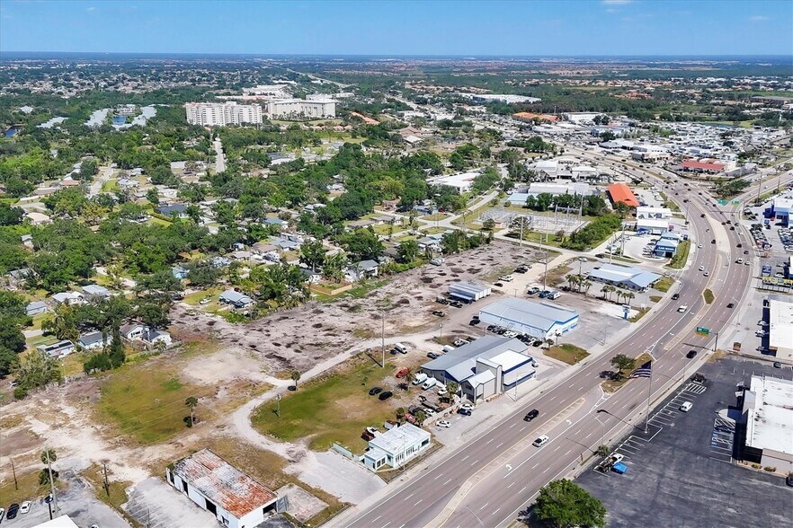 2225 Tamiami Trl S, Venice, FL à vendre - Photo de l’immeuble – Image 3 sur 31