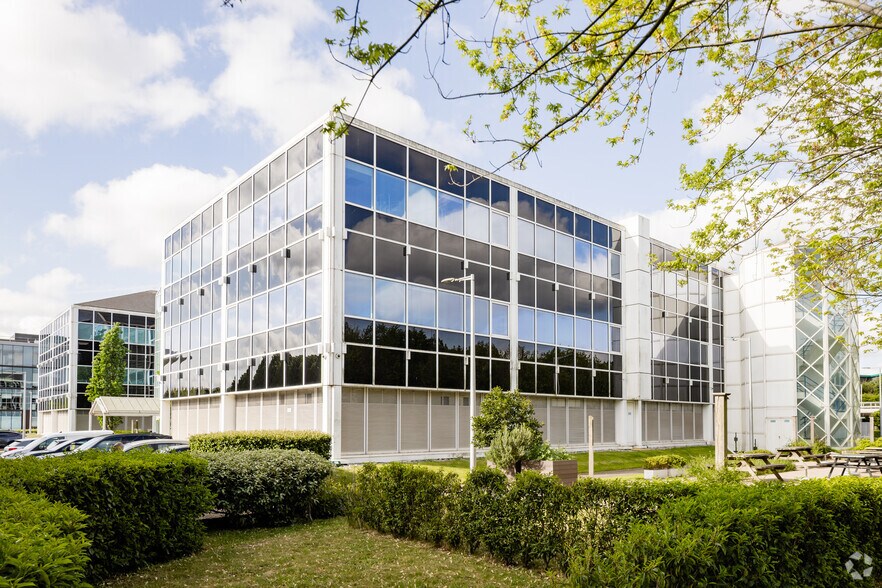 3 Longwalk Rd, Uxbridge à louer - Photo principale – Image 1 sur 2