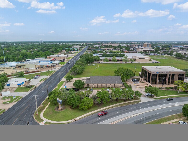 1215 E Villa Maria Rd, Bryan, TX à vendre - Photo de l’immeuble – Image 3 sur 11