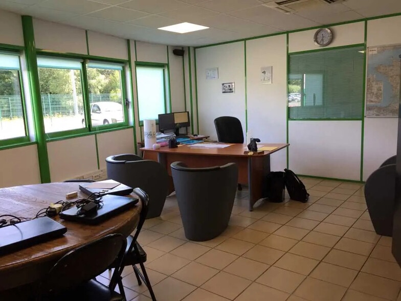 Local d'activités dans Pinon à vendre - Photo de l’immeuble – Image 2 sur 7