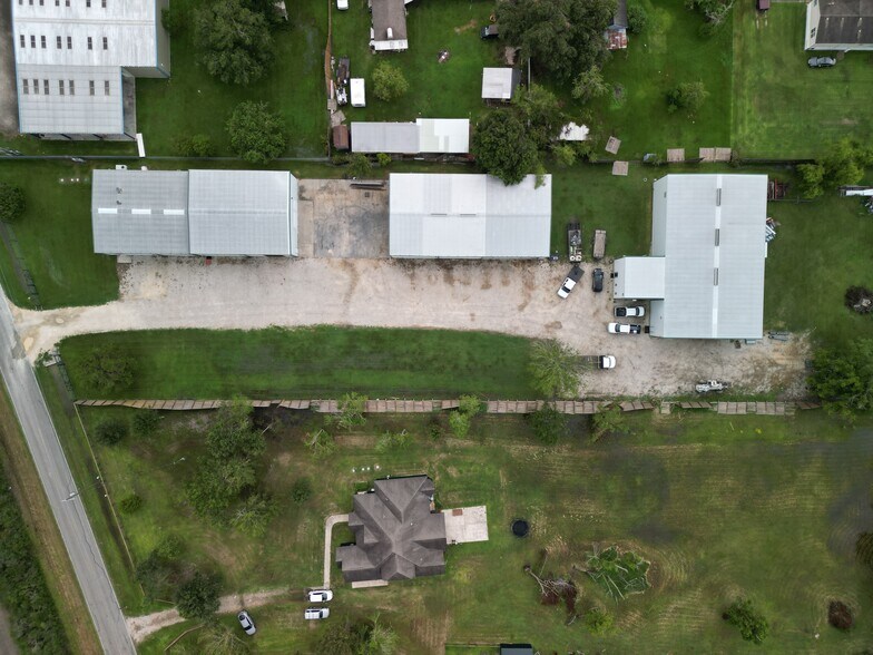 10498 County Road 190, Alvin, TX à louer - Photo de l’immeuble – Image 3 sur 16