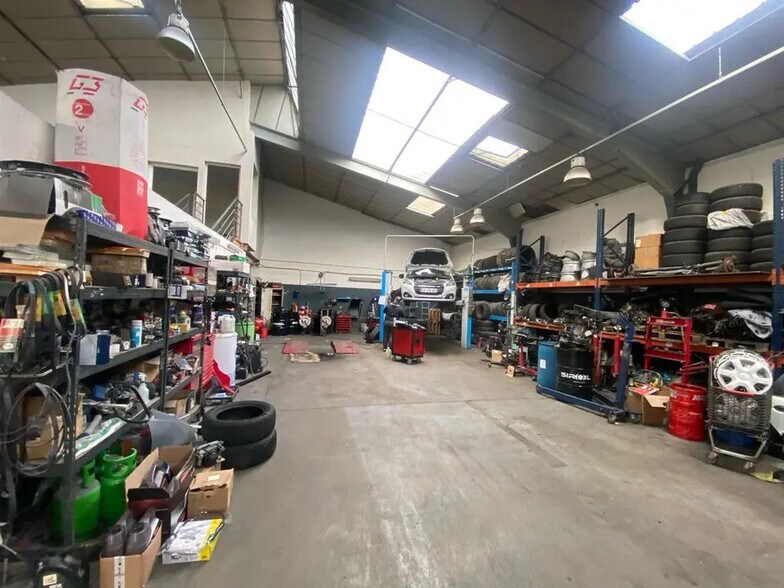 Industriel/Logistique dans  à vendre - Photo de l’immeuble – Image 2 sur 11