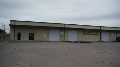 903 Industrial St, Clute, TX à louer Photo de l’immeuble– Image 2 sur 5