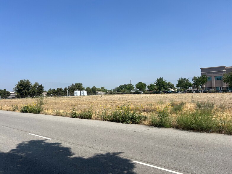 E Brier Dr., San Bernardino, CA à vendre - Photo de l’immeuble – Image 1 sur 3