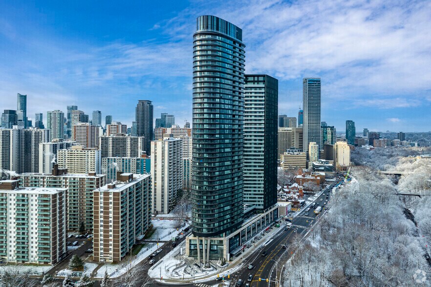 575 Bloor St E, Toronto, ON à louer - Photo de l’immeuble – Image 2 sur 5