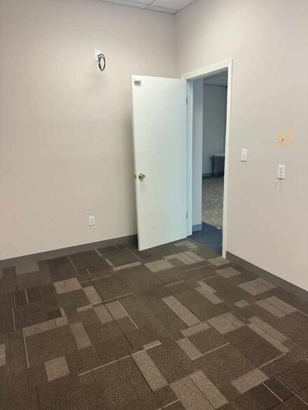 498 Inman Ave, Colonia, NJ à louer - Photo de l’immeuble – Image 3 sur 11
