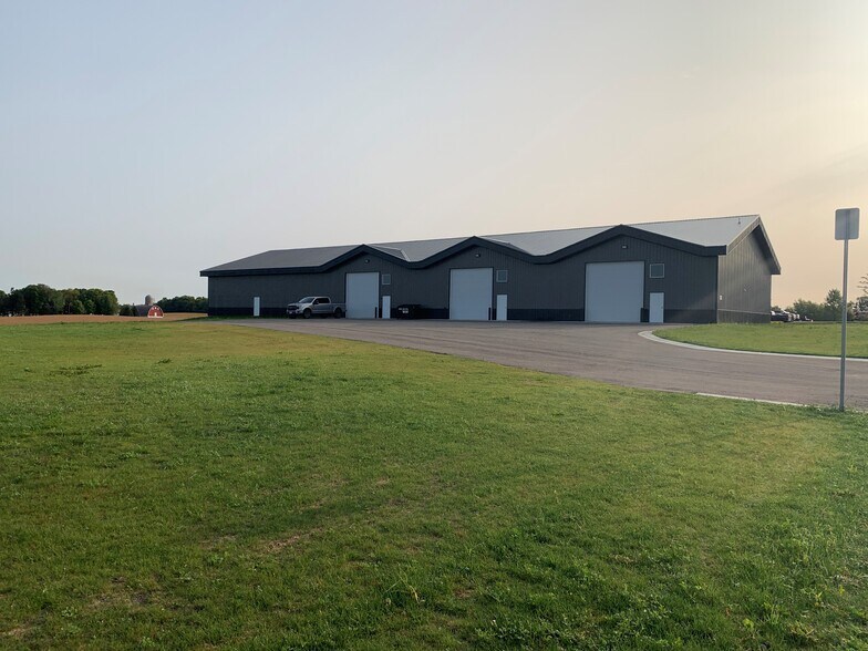 710 6th St NW, Maple Lake, MN à vendre - Photo de l’immeuble – Image 3 sur 12