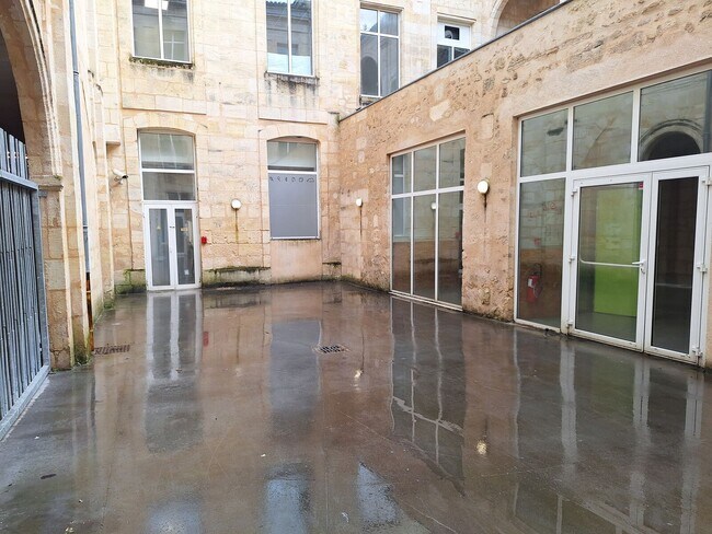 Plus de détails pour Bureau, Local commercial à louer