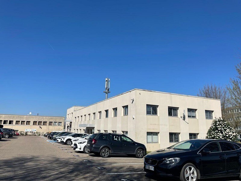 4 Rue Des Frères Lumière, Plaisir à louer Photo de l’immeuble– Image 1 sur 6