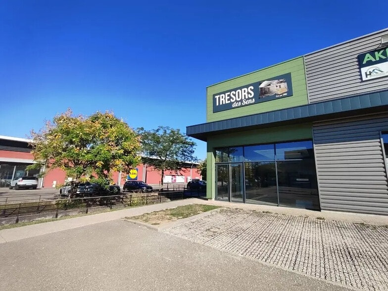 Local commercial dans Bourgoin-Jallieu à louer - Photo de l’immeuble – Image 1 sur 4
