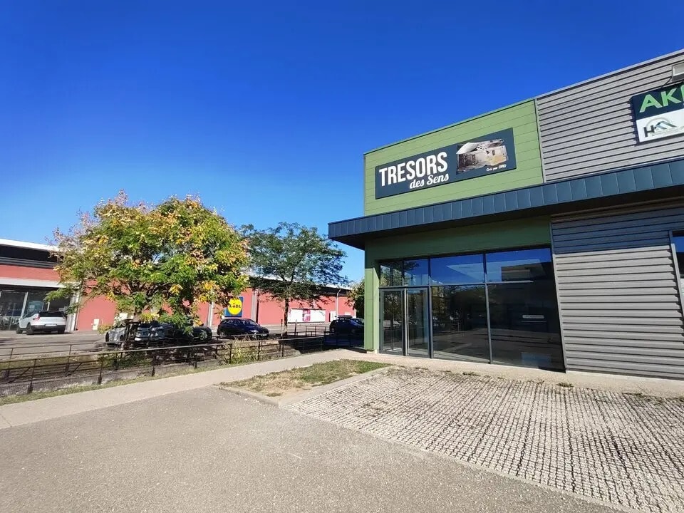 Local commercial dans Bourgoin-Jallieu à louer Photo de l’immeuble– Image 1 sur 5