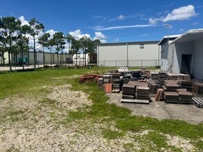 6120 Idlewild St, Fort Myers, FL à louer Photo de l’immeuble– Image 2 sur 9