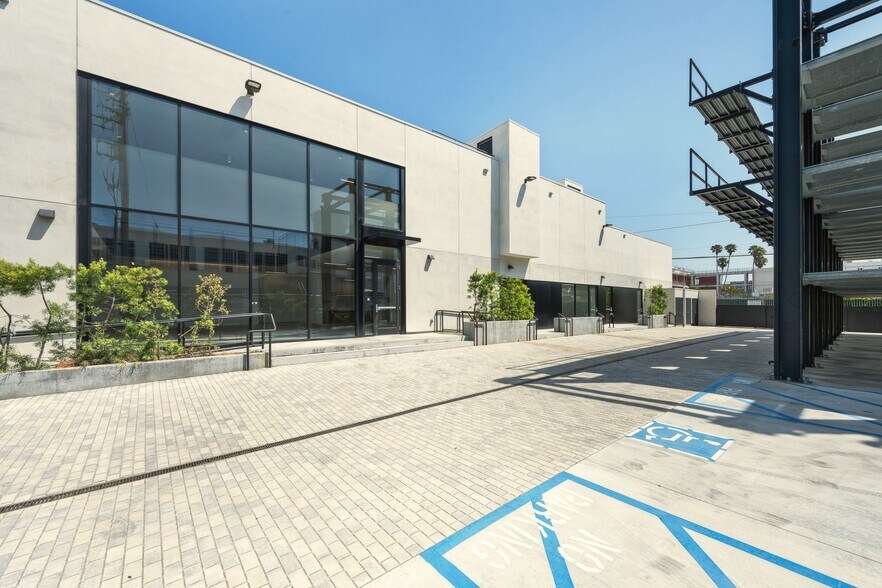 940 N Highland Ave, Los Angeles, CA à vendre - Photo de l’immeuble – Image 3 sur 32