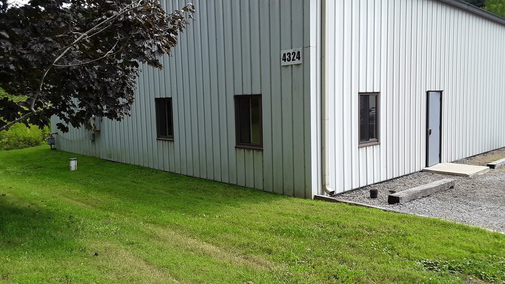 4324 Bryant Rd, Allison Park, PA à louer - Photo de l’immeuble – Image 2 sur 8