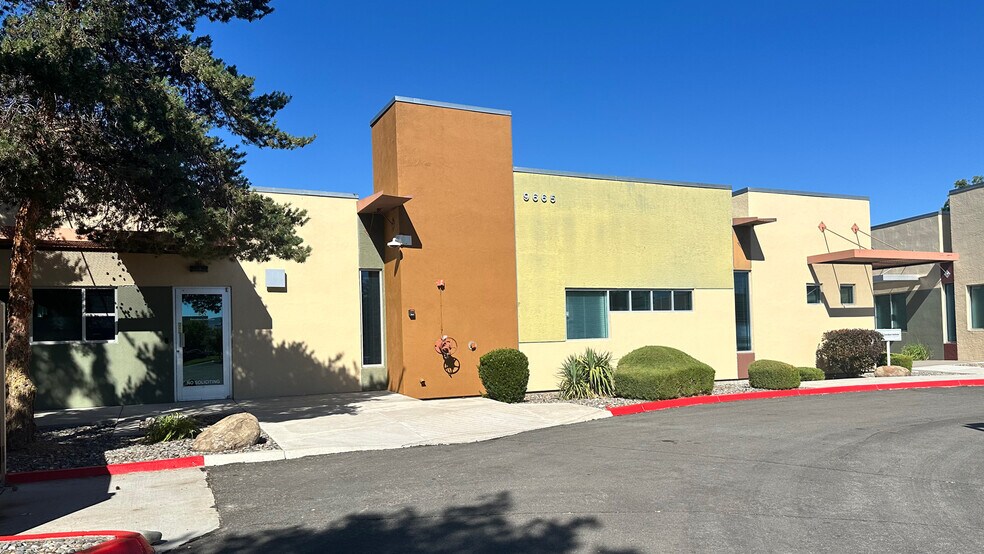 9665 Gateway Dr, Reno, NV à vendre - Photo de l’immeuble – Image 1 sur 4